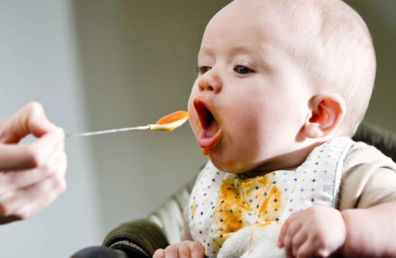 Comment concilier biberons et diversification alimentaire ?